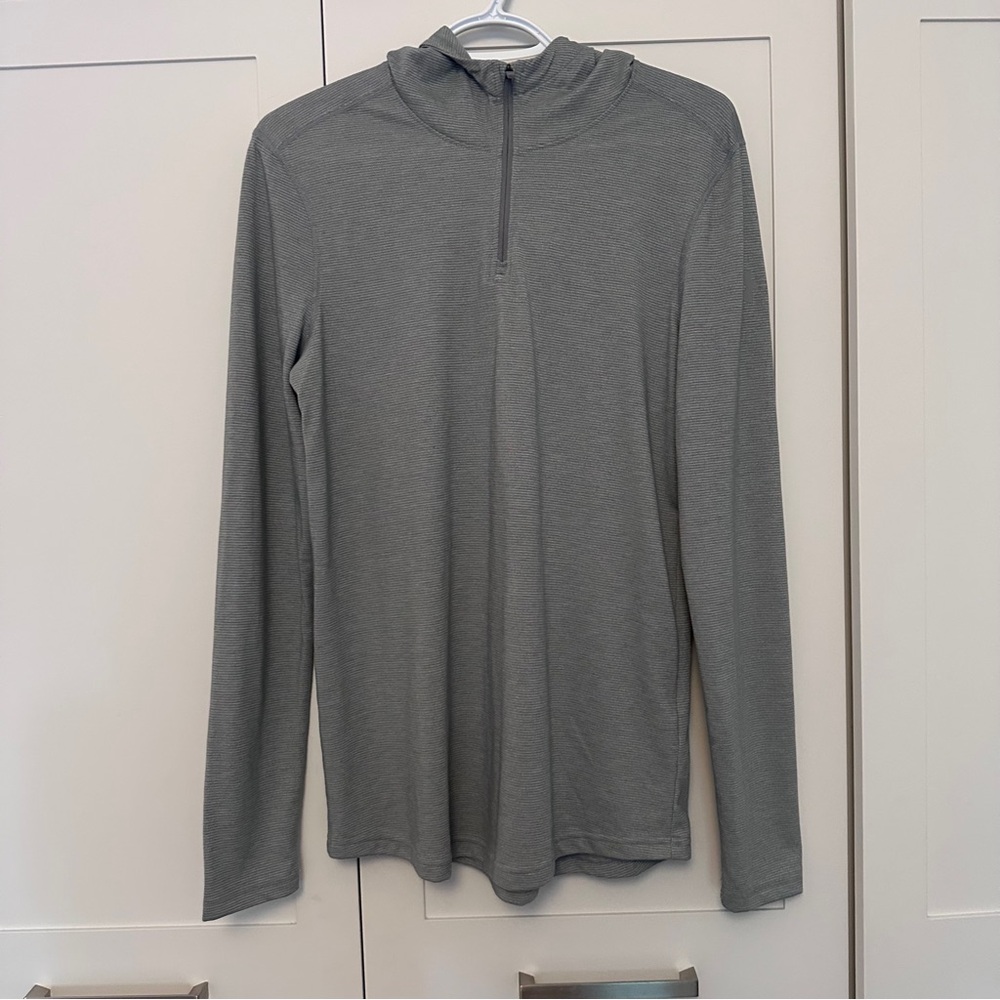 Under Armour Heat Gear Gray Long Sleeve Hooded Pullover